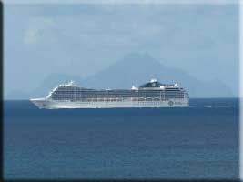 Crusie ship blotting out Saba